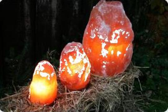 Lampa din cristale de sare Himalaya de la Sc Tradeart Srl