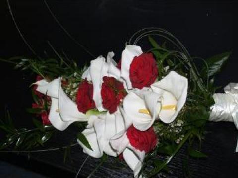Buchet curgator din cale albe si trandafiri rosii de la L'art Des Fleurs
