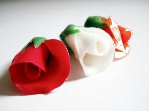 Decoratiuni pentru tort Bobocei de trandafiri de la Random Productie Srl