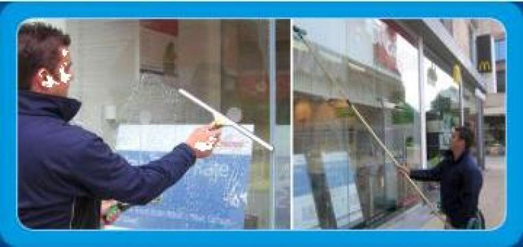 Servicii profesionale de spalat geamuri