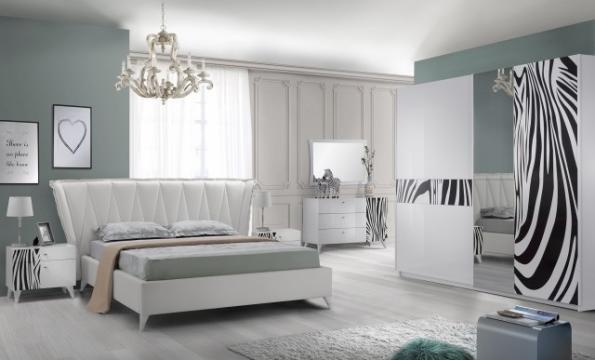 Dormitor Savana, alb cu print, pat 160x200 cm dulap cu 2 usi de la CB Furniture Srl