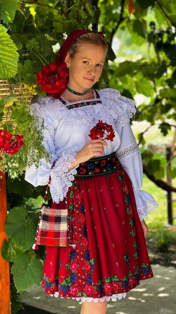 Costum popular pentru doamne si domnisoare de Maramures