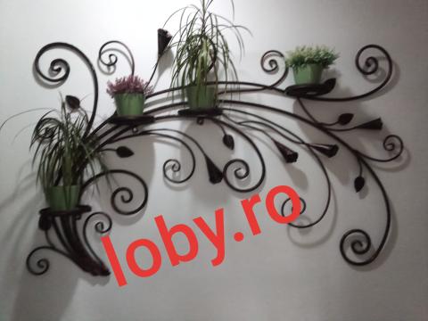Suport din fier forjat pentru flori de la Loby Design Construct