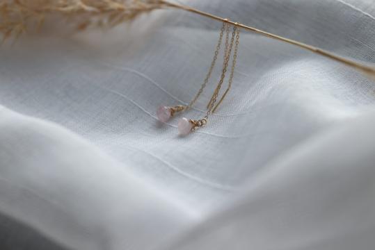 Cercei aur filat cuart roz de la Raw Jewellery Srl
