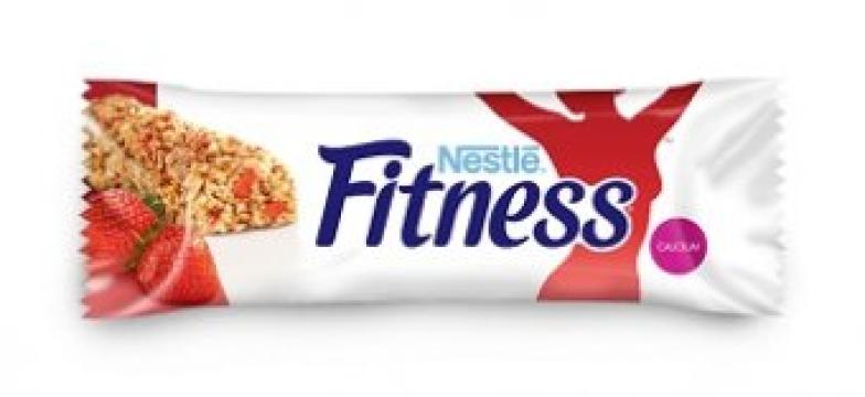 Baton cereale fitness capsuni Nestle 23.5g de la Supermarket Pentru Tine Srl