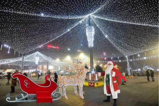 Sanie luminoasa cu reni, marime gigant, iluminat Craciun