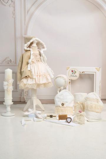 Set botez Borangic si capa Floare bej + Trusou + Lumanare