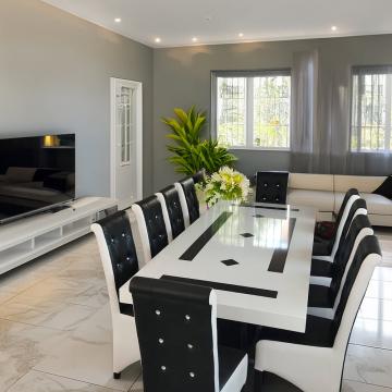 Masa living cu 10 scaune culoare negru cu alb de la European Med Prod