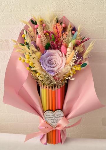 Aranjament cu creioane colorate , trandafir criogenat duo de la Flower Power Gift