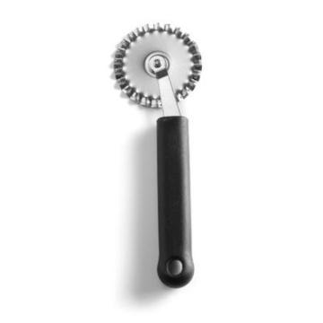 Cutit taiere aluat cu lama zimtata din inox, 180 mm de la Clever Services SRL