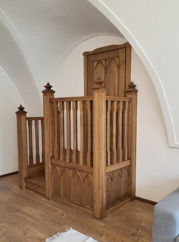 Scara si usa din stejar masiv in stil gotic
