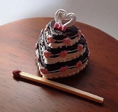 Miniatura papusi Tort 3 niveluri in forma de inima