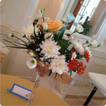 Aranjament floral alb portocaliu de la Simonne